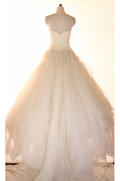 Svatební dlouhé princeznovské tylové šaty bez rukávů s vlečkou Velikost IT 42 | Unimoda | obrázek 5