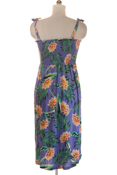 Letní šaty s květinovým motivem a volánky, fialový podklad
