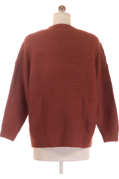 Dámský svetr s jednoduchým střihem a rozřízlým defektem