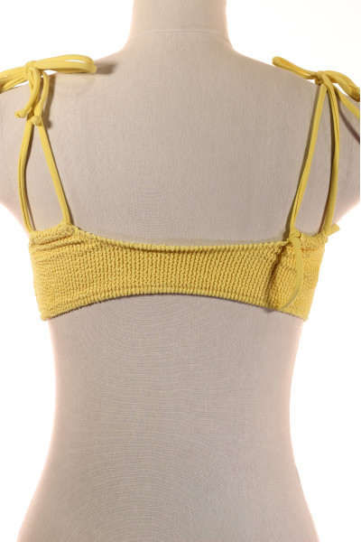 Žlutý bikini top pletený styl, letní plavkový trend na pláž