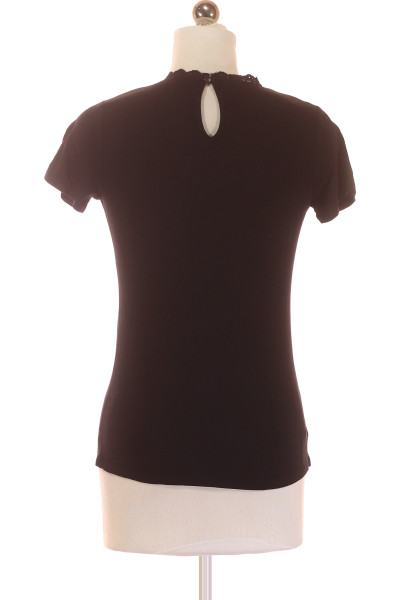 Elegantní černé tričko Laura Scott s krajkovými detaily pro každou příležitost