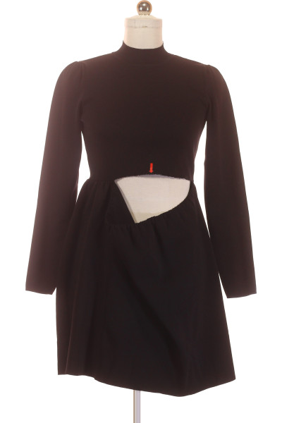 Elegantní Černé Pletené Šaty S Vysokým Límcem Na Podzim