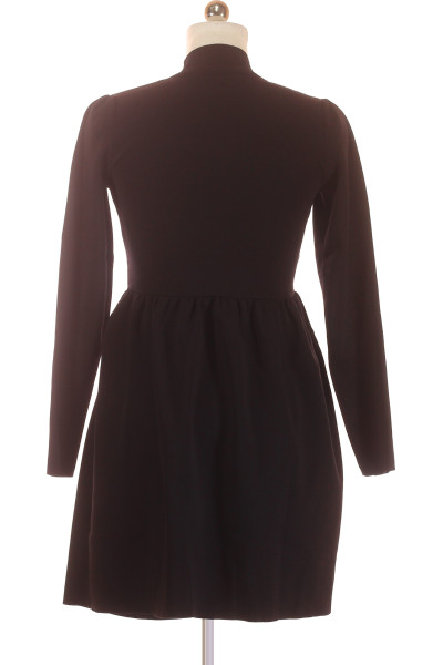 Elegantní Černé Pletené Šaty s Vysokým Límcem na Podzim