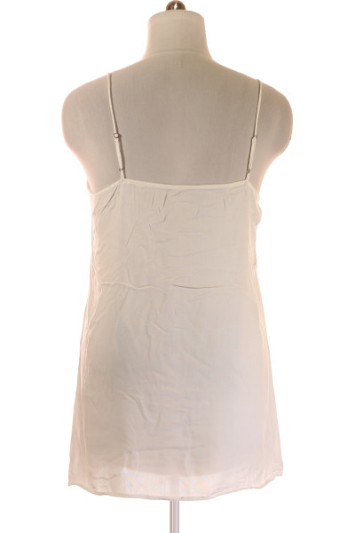 Elegantní bílá spodní košilka s jemným saténovým leskem na léto