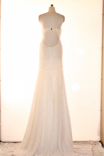 Bílé dlouhé svatební šaty na ramínka upnuté s vlečkou Vel. S | Unimoda | obrázek 2