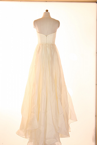 Dámské dlouhé svatební šaty bez rukávů saténové organzové jednoduché Velikost IT 41 | Unimoda | obrázek 2