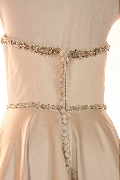 Dámské dlouhé společenské svatební šaty saténové bez rukávů s páskem Velikost 36 | Unimoda | obrázek 3