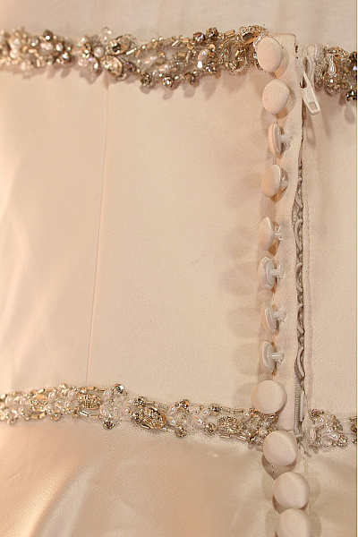 Dámské dlouhé společenské svatební šaty saténové bez rukávů s páskem Velikost 36 | Unimoda | obrázek 4