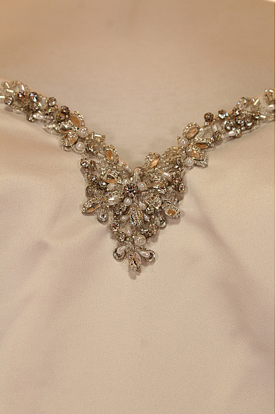 Dámské dlouhé společenské svatební šaty saténové bez rukávů s páskem Velikost 36 | Unimoda | obrázek 6