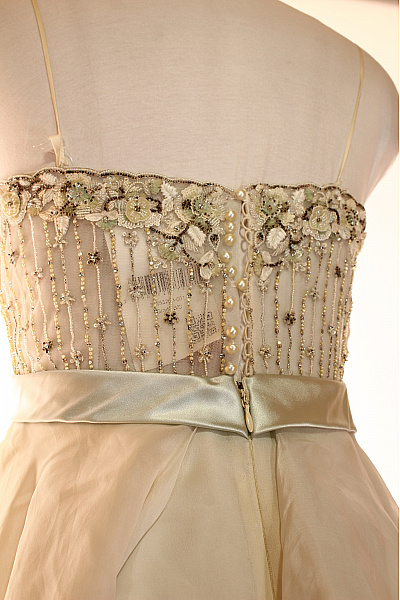 Dlouhé krémové plesové šaty s korzetem a tylové vrstvené Vel. 38 | Unimoda | obrázek 3