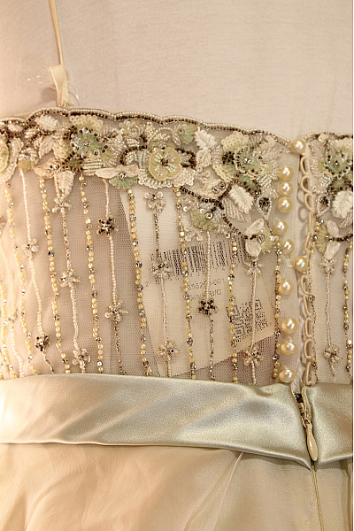 Dlouhé krémové plesové šaty s korzetem a tylové vrstvené Vel. 38 | Unimoda | obrázek 4