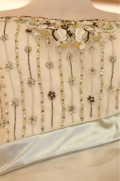 Dlouhé krémové plesové šaty s korzetem a tylové vrstvené Vel. 38 | Unimoda | obrázek 6