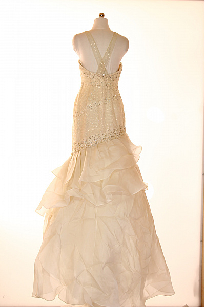 Dlouhé hedvábné svatební šaty na ramínka s flitry volánové Velikost IT 44 | Unimoda | obrázek 2