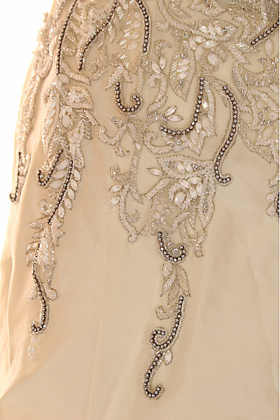 Dlouhé Hedvábné Svatební Šaty Bez Rukávů Vyšívané Třpytivé Elegantní Velikost IT 42 | Unimoda | obrázek 4