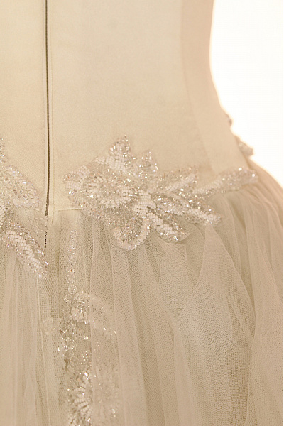 Svatební dlouhé princeznovské tylové šaty bez rukávů s vlečkou Velikost IT 42 | Unimoda | obrázek 2