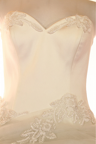 Svatební dlouhé princeznovské tylové šaty bez rukávů s vlečkou Velikost IT 42 | Unimoda | obrázek 3