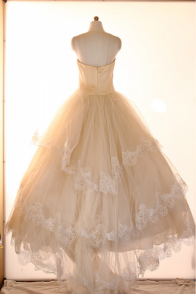 Svatební šaty dlouhé béžové tylové krajkové saténové princeznovské vrstvené Velikost 44 | Unimoda | obrázek 2