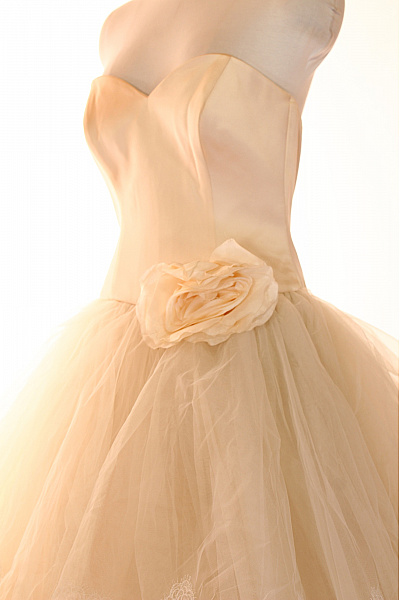 Svatební šaty dlouhé béžové tylové krajkové saténové princeznovské vrstvené Velikost 44 | Unimoda | obrázek 4