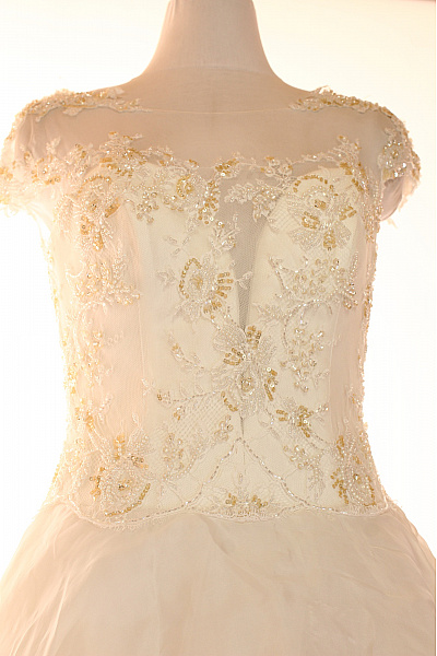 Bílé svatební dlouhé princeznovské šaty s krajkou a výšivkou Velikost IT 44 | Unimoda | obrázek 5