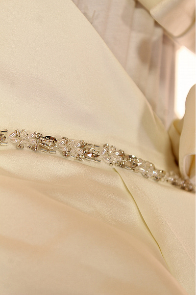 Svatební dlouhé bílé polyesterové šaty bez rukávů elegantní princeznovské Velikost 36 | Unimoda | obrázek 4