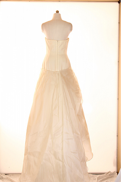 Svatební Hedvábné Dlouhé Šaty Bez Rukávů Elegantní Řasené Květiny Vel. IT 44 | Unimoda | obrázek 2