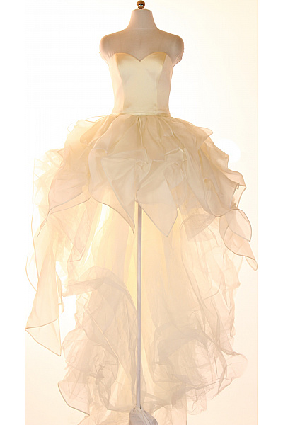 Svatební šaty Krémové Saténové Korzetové Volánové Asymetrické Na Focení Velikost IT 44