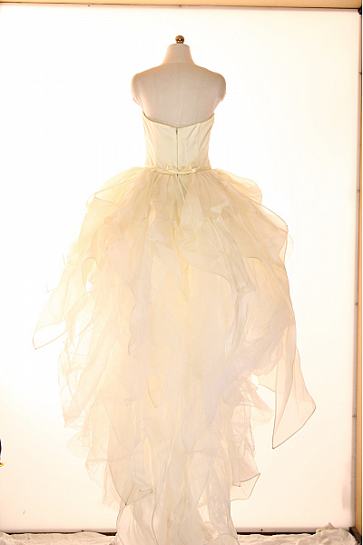 Svatební šaty krémové saténové korzetové volánové asymetrické na focení Velikost IT 44 | Unimoda | obrázek 2