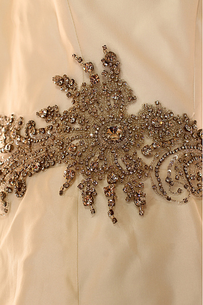 Svatební Hedvábné Dlouhé Šaty Bez Rukávů Korzetové Princeznovské Elegantní S Vlečkou Vel. IT 44 | Unimoda | obrázek 7