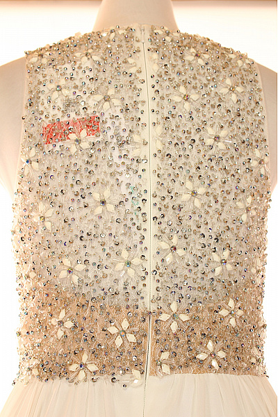 TERANI Dlouhé bílé společenské šaty s hlubokým výstřihem a flitry Vel. 4 | TERANI | obrázek 3