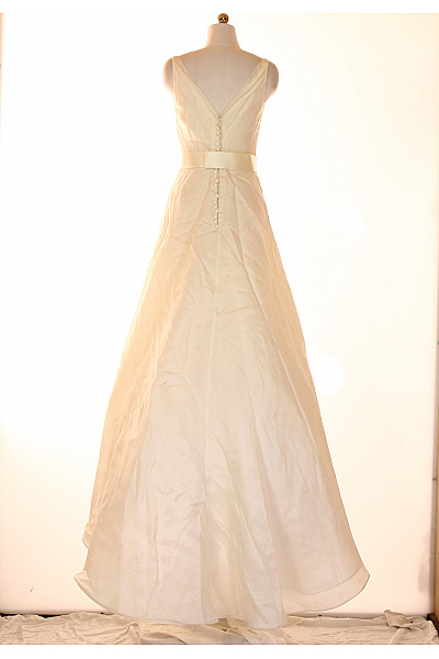 Dlouhé svatební šaty bez rukávů hedvábné saténové jednoduché béžové Velikost 44 | Unimoda | obrázek 2