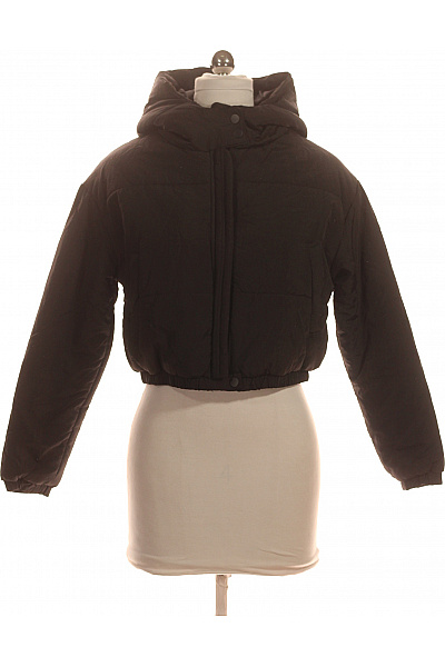 boohoo Černá krátká puffer bunda s kapucí | boohoo | obrázek 2