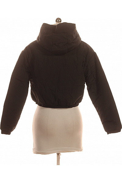 boohoo Černá krátká puffer bunda s kapucí | boohoo | obrázek 3