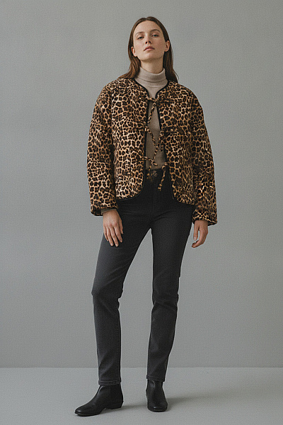 Boohoo Dámský Krátký Prošívaný Kabát Leopardí Vzor Na Zavazování Vel. 34