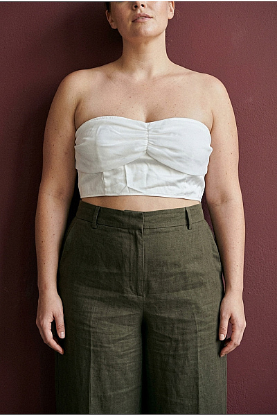 Boohoo Bílý Elegantní Crop Top Bez Rukávů S Odhalenými Rameny Vel. EU 56