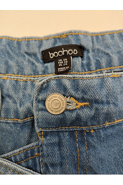 boohoo Dámské džínové kraťasy s vysokým pasem a páskem Velikost EU 56 | boohoo | obrázek 4