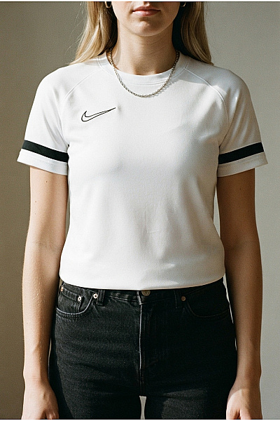 Nike Bílé Sportovní Funkční Tričko S Krátkým Rukávem A Prodlouženým Zadním Dílem Vel. M