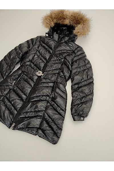 MONCLER Černá lesklá prošívaná zimní bunda s páskem a kožešinou Vel. 4 | MONCLER | obrázek 3