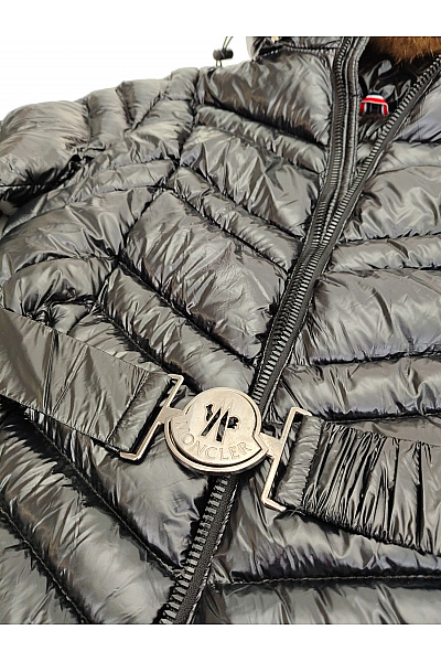 MONCLER Černá lesklá prošívaná zimní bunda s páskem a kožešinou Vel. 4 | MONCLER | obrázek 10