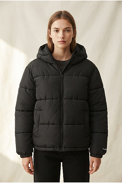 PULL&BEAR Černá Prošívaná Zimní Puffer Bunda S Kapucí Velikost EU M