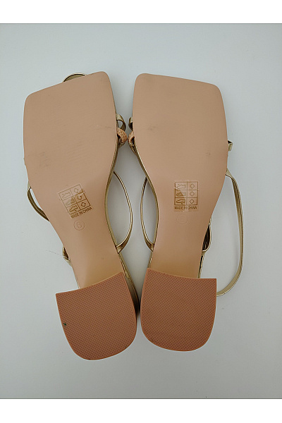 Public Desire Zlaté elegantní sandály na nízkém podpatku s páskem a otevřenou špičkou Velikost US 6 | Public Desire | obrázek 7
