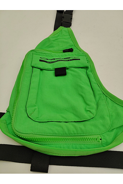 Zelená outdoorová gorpcore ledvinka přes rameno | Unimoda | obrázek 3