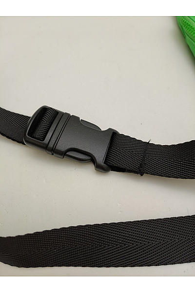 Zelená outdoorová gorpcore ledvinka přes rameno | Unimoda | obrázek 4