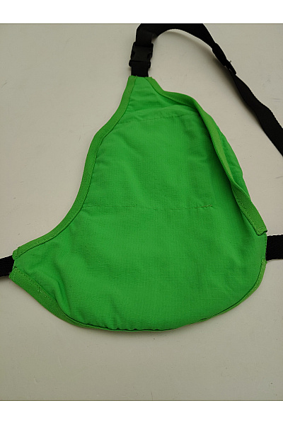 Zelená outdoorová gorpcore ledvinka přes rameno | Unimoda | obrázek 7