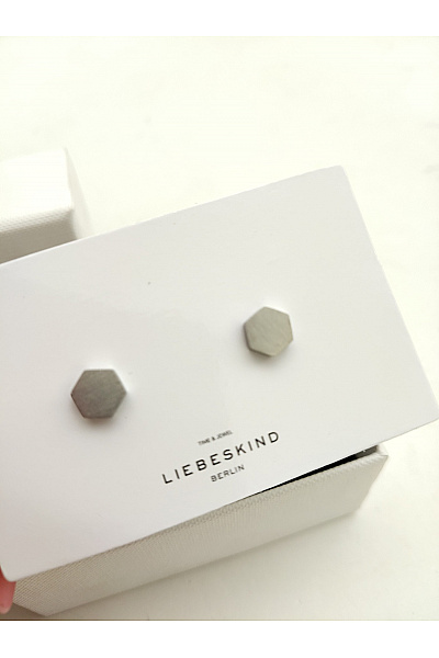 LIEBESKIND Šedé náušnice pecky hexagonální tvar smart casual | LIEBESKIND | obrázek 5