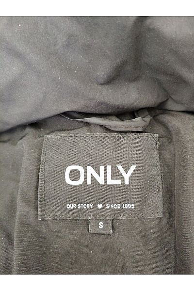 ONLY Dámská černá prošívaná puffer bunda s kapucí Velikost S | ONLY | obrázek 5