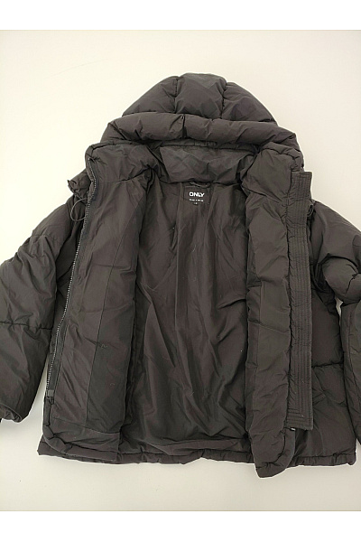 ONLY Dámská černá prošívaná puffer bunda s kapucí Velikost S | ONLY | obrázek 6