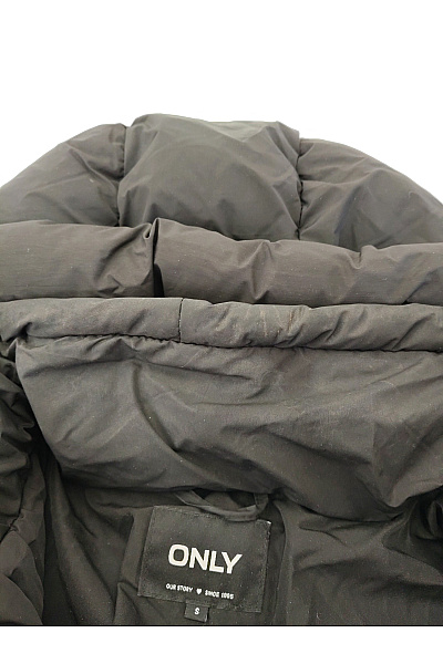 ONLY Dámská černá prošívaná puffer bunda s kapucí Velikost S | ONLY | obrázek 8