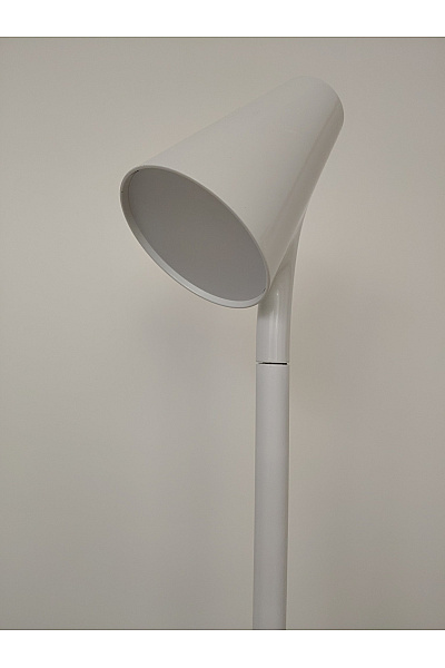 Moderní bílá stojací lampa minimalistická | Unimoda | obrázek 3