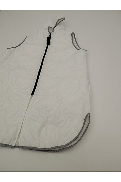 Bílá prošívaná zateplená vesta s kapucí Velikost XXL | Unimoda | obrázek 3
