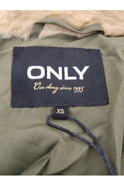 ONLY Dámská khaki prošívaná zimní bunda s kapucí a kožešinou | ONLY | obrázek 10